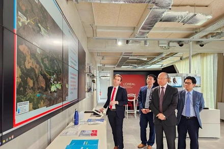 Ông Jeremy Herve, Giám đốc Sáng tạo và Phát triển kinh tế Cơ quan phát triển công Paris-Saclay EPA giới thiệu về mô hình dự án Paris-Saclay. (Ảnh: MINH DUY)