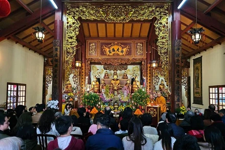 Cộng đồng người Việt Nam tham dự lễ cầu an đầu năm tại Thiền viện Trúc Lâm (Ảnh: KHẢI HOÀN)