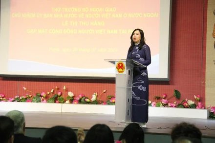 Thứ trưởng Lê Thị Thu Hằng thông báo về những chủ trương và chính sách mới nhằm tạo điều kiện cho kiều bào về sinh sống và làm ăn ở quê nhà. (Ảnh: KHẢI HOÀN)