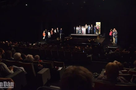 Lễ trao danh hiệu "Công dân danh dự" cho bà Trần Tố Nga diễn ra tại Nhà hát Romain Rolland của thành phố Villejuif ở ngoại ô Paris. (Ảnh: KHẢI HOÀN)