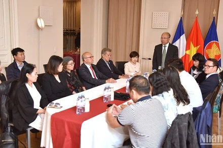 Đại sứ Đinh Toàn Thắng mong rằng các hội đoàn và cộng đồng người Việt tại Pháp tích cực tổ chức hoạt động quyên góp, thiện nguyện giúp bà con bị bão lũ. (Ảnh: KHẢI HOÀN)