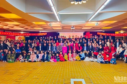 Đại sứ, cán bộ, nhân viên Đại sứ quán, Phái đoàn và các cơ quan đại diện Việt Nam tại Pháp chụp ảnh lưu niệm. (Ảnh: KHẢI HOÀN)