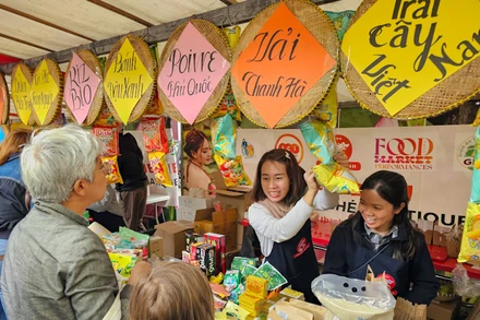 Các món ăn vặt vốn quen thuộc với tuổi thơ tại Việt Nam thu hút sự tò mò của các em nhỏ người Pháp. (Ảnh: MINH DUY)