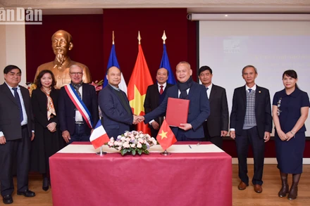 Tham tán Công sứ Phạm Thị Kim Yến dự và chứng kiến lễ ký kết bản thỏa thuận hợp tác giữa Sở Y tế tỉnh Đắk Lắk và Bệnh viện thành phố Nevers. (Ảnh: MINH DUY)