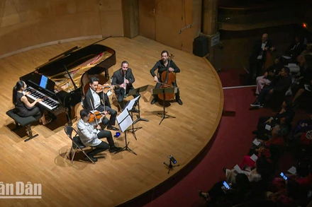 Đêm diễn thiện nguyện có sự tham gia của nhiều nghệ sĩ Việt Nam và Pháp. (Ảnh: MINH DUY)