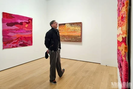 Sự kết hợp giữa ánh sáng và chất liệu làm nên những tác phẩm ấn tượng của nghệ sĩ Tia-Thủy Nguyễn. (Ảnh: MINH DUY)