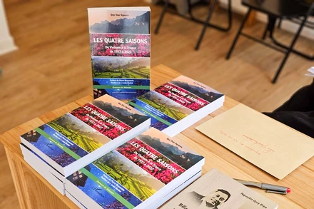 “Bốn mùa - Một cuộc đời” ra mắt công chúng với hai phiên bản tiếng Việt và tiếng Pháp. (Ảnh: MINH DUY)