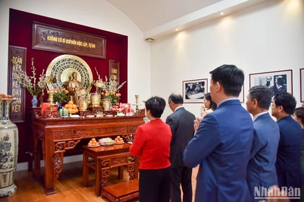 Lễ dâng hương diễn ra nhỏ gọn, nhưng là nguồn động viên lớn cho mỗi cán bộ cơ quan đại diện khi nhận nhiệm vụ công tác tại Pháp. (Ảnh: MINH DUY)