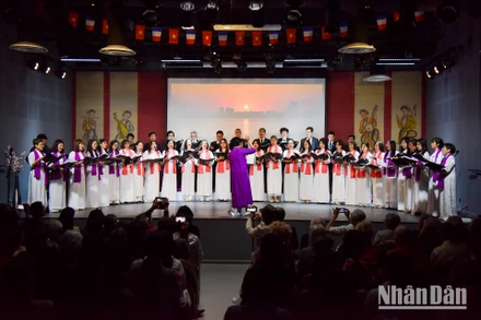 Hợp ca Quê hương là nhóm hợp xướng của cộng đồng người Việt tại Pháp với niềm đam mê cùng âm nhạc cách mạng của quê hương. (Ảnh: MINH DUY)