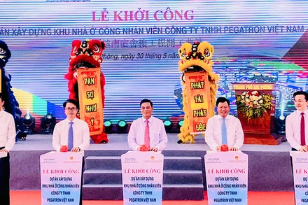 Lãnh đạo thành phố Hải Phòng và Công ty trách nhiệm hữu hạn Pegatron Việt Nam nhấn nút khởi công dự án xây dựng nhà ở cho công nhân.
