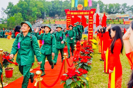 Các tân binh hăng hái lên đường làm nghĩa vụ bảo vệ Tổ quốc. (Ảnh: Cổng thông tin điện tử Hải Phòng)