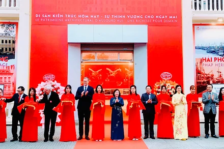 Các đại biểu cắt băng khai mạc triển lãm "Di sản kiến trúc hôm nay, sự thịnh vượng cho ngày mai".