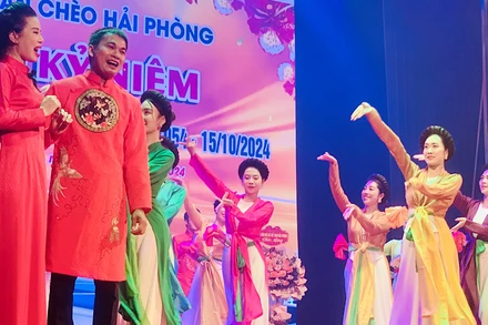 Các nghệ sĩ, diễn viên Đoàn Chèo Hải Phòng thể hiện lịch sử 70 năm bằng hoạt cảnh chèo "Đong đầy kỷ niệm".