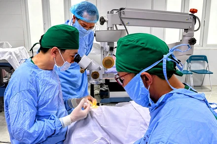 Một ca phẫu thuật tại Bệnh viện Mắt Hải Phòng. (Ảnh: Quang Dũng)