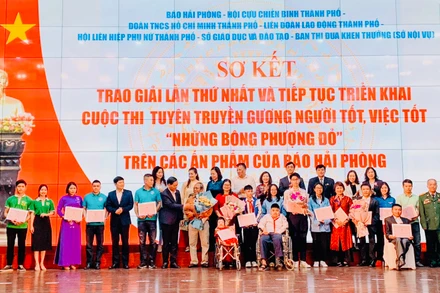Lãnh đạo thành phố Hải Phòng và các ban ngành biểu dương, động viên "Những bông phượng đỏ" - nhân vật trong các tác phẩm dự thi.