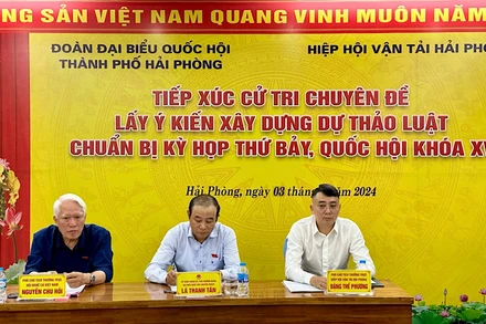 Các đại biểu Quốc hội thành phố Hải Phòng tiếp xúc với cử tri Hiệp hội vận tải Hải Phòng.
