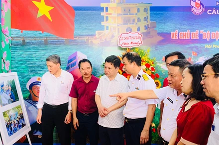 Các đại biểu xem trưng bày giới thiệu ảnh "Bộ đội Cụ Hồ- Người chiến sĩ hải quân".