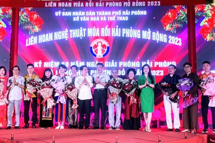 Ban Tổ chức trao hoa tặng lãnh đạo các đoàn múa rối tham dự liên hoan.