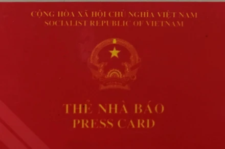 Thẻ nhà báo giả mạo.