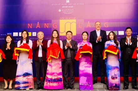 Các đại biểu cắt băng khai mạc triển lãm.