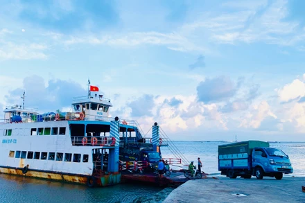 Trong dịp nghỉ lễ 30/4 và các ngày cuối tuần từ đầu tháng 5 đến hết tháng 7, các xe tải và xe con sẽ bị hạn chế ra đảo Cát Bà qua phà Gót.