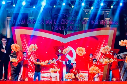 Các tiết mục ca ngợi Đảng, Bác Hồ.