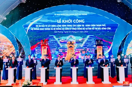 Đồng chí Võ Văn Thưởng cùng các đại biểu nhấn nút khởi công Dự án đầu tư xây dựng Trung tâm Chính trị-Hành chính thành phố Hải Phòng.