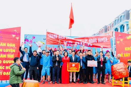 Lãnh đạo quận Đồ Sơn trao giải Nhất tặng đội đua thuyền phường Ngọc Xuyên.