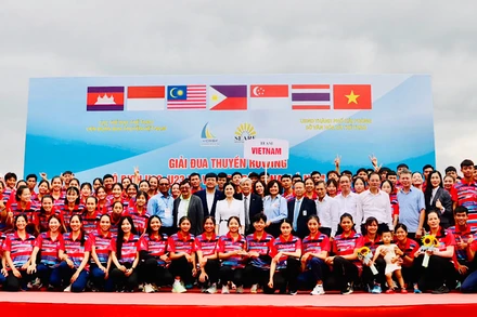 Vận động viên các nước và các quan chức thể thao Đông Nam Á cùng lãnh đạo thành phố Hải Phòng tham dự Giải Đua thuyền rowing vô địch U19, U23 và vô địch Đông Nam Á năm 2024.
