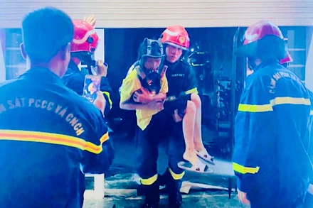 Lực lượng chức năng kịp thời đưa 3 nạn nhân ra nơi an toàn.