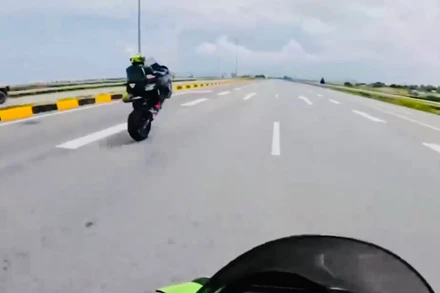 Các "phượt thủ" chạy xe mô-tô phân khối lớn bốc đầu trên đường. (Ảnh cắt từ clip)