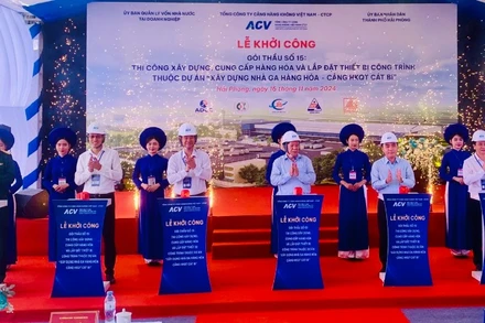 Các đại biểu nhấn nút khởi công dự án xây dựng nhà ga hàng hóa Cảng hàng không quốc tế Cát Bi (Hải Phòng).