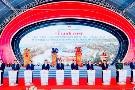 Chủ tịch Quốc hội Vương Đình Huệ cùng lãnh đạo Chính phủ, các bộ, ngành và thành phố Hải Phòng nhấn nút khởi công công trình Trung tâm Hội nghị-biểu diễn thành phố Hải Phòng.