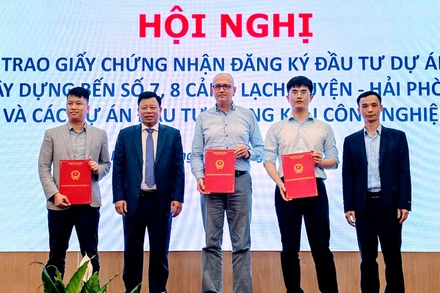 Trao giấy chứng nhận đầu tư cho 3 doanh nghiệp FDI.