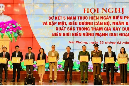 Ủy viên Trung ương Đảng, Bí thư Thành ủy Hải Phòng Lê Tiến Châu trao Bằng khen tặng các tập thể tiêu biểu trong xây dựng biên giới biển vững mạnh.