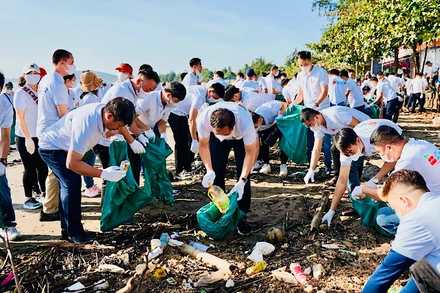 Mọi người cùng tham gia thu gom rác thải trên bãi biển Đồ Sơn