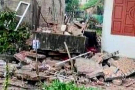 Ngôi nhà tạm bị sập tan hoang sau vụ nổ.