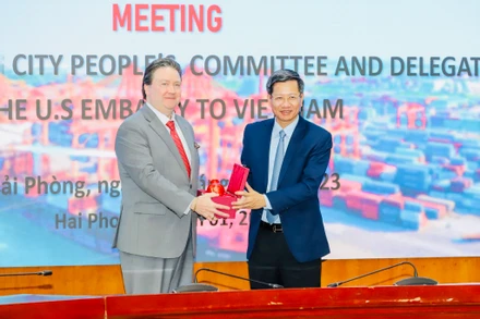 Phó Chủ tịch Thường trực Ủy ban nhân dân thành phố Hải Phòng Lê Anh Quân vui mừng được tiếp và làm việc với Đại sứ Hoa Kỳ tại Việt Nam Marc E.Knapper thăm và làm việc tại Hải Phòng. 