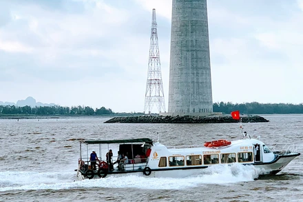 Từ 12 giờ trưa 22/7, hoạt động vận tải khách bằng tàu đi Cát Bà và ngược lại sẽ tạm đình chỉ.