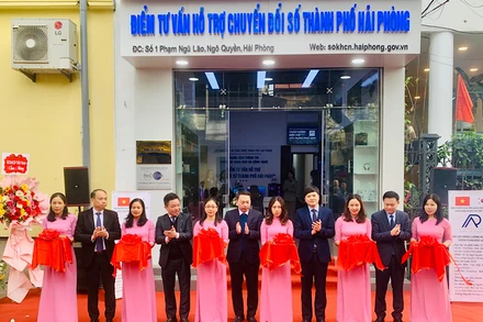 Các đại biểu cắt băng khai trương Điểm tư vấn hỗ trợ chuyển đổi số đầu tiên tại thành phố Hải Phòng.