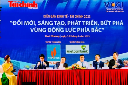 Các diễn giả trao đổi tại Diễn đàn Kinh tế-Tài chính năm 2023 tại Hải Phòng.