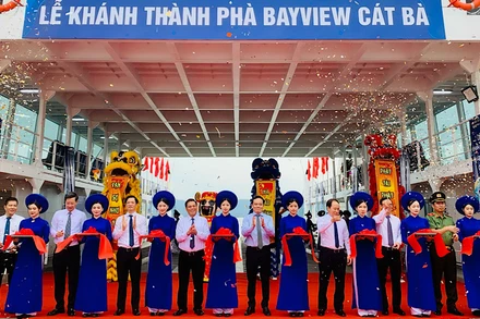 Đồng chí Trần Lưu Quang, Ủy viên Trung ương Đảng, Trưởng Ban Kinh tế Trung ương, cùng lãnh đạo thành phố Hải Phòng cắt băng khánh thành, đưa tuyến phà biển vào hoạt động.