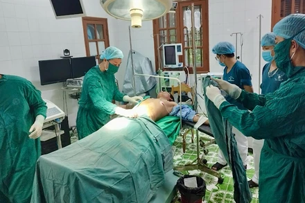 Phẫu thuật cấp cứu kịp thời cho ngư dân tại Trung tâm Y tế quân dân y Bạch Long Vĩ.