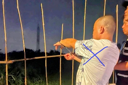 Hoàng Hữu Th. (dấu X) đang diễn tả lại hành vi phạm tội tại hiện trường vụ án.