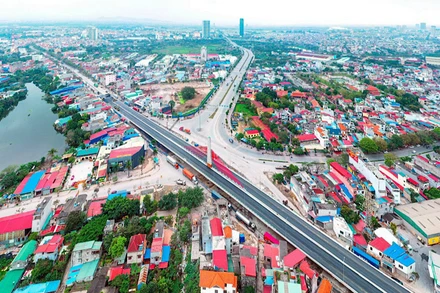 Cầu vượt tại nút giao Cơ Điện đã sẵn sàng cho xe ô-tô lưu thông qua lại.