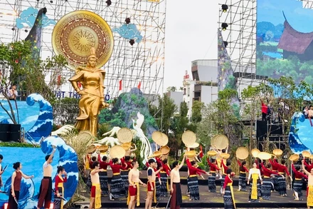 Quang cảnh các nghệ sĩ diễn viên tập luyện chuẩn bị cho khai mạc Lễ hội Nữ tướng Lê Chân.