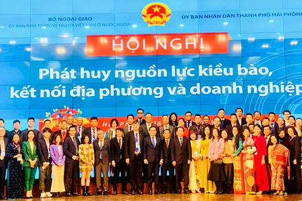 Các đồng chí lãnh đạo, các đại biểu và bà con kiều bào chụp ảnh lưu niệm tại hội nghị.