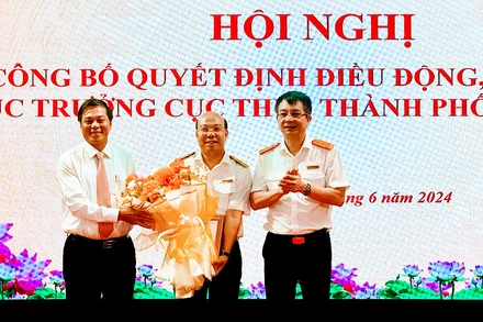 Tổng Cục trưởng Tổng cục Thuế Mai Xuân Thành trao Quyết định, Chủ tịch Ủy ban nhân dân thành phố Hải Phòng Nguyễn Văn Tùng tặng hoa chúc mừng tân Cục trưởng Cục Thuế thành phố Hải Phòng.