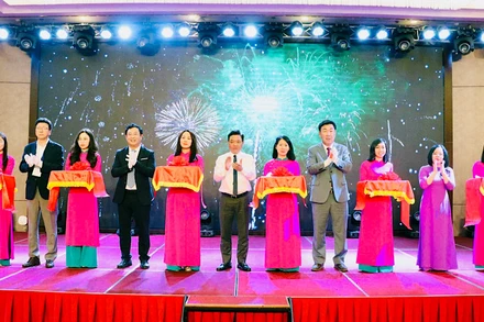 Các đại biểu cắt băng khai mạc Techfest kết nối Vùng duyên hải Bắc Bộ.
