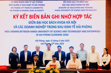Lãnh đạo các trường thuộc Đại học Bách khoa ký kết hợp tác với các doanh nghiệp trong Khu Kinh tế Hải Phòng.